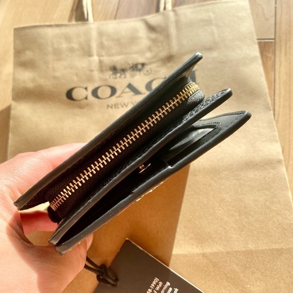 🌈🏅NEW🏅Coach Disney Mickey Mouse wallet/leather/has coins zip pocket - Picture 5 of 8